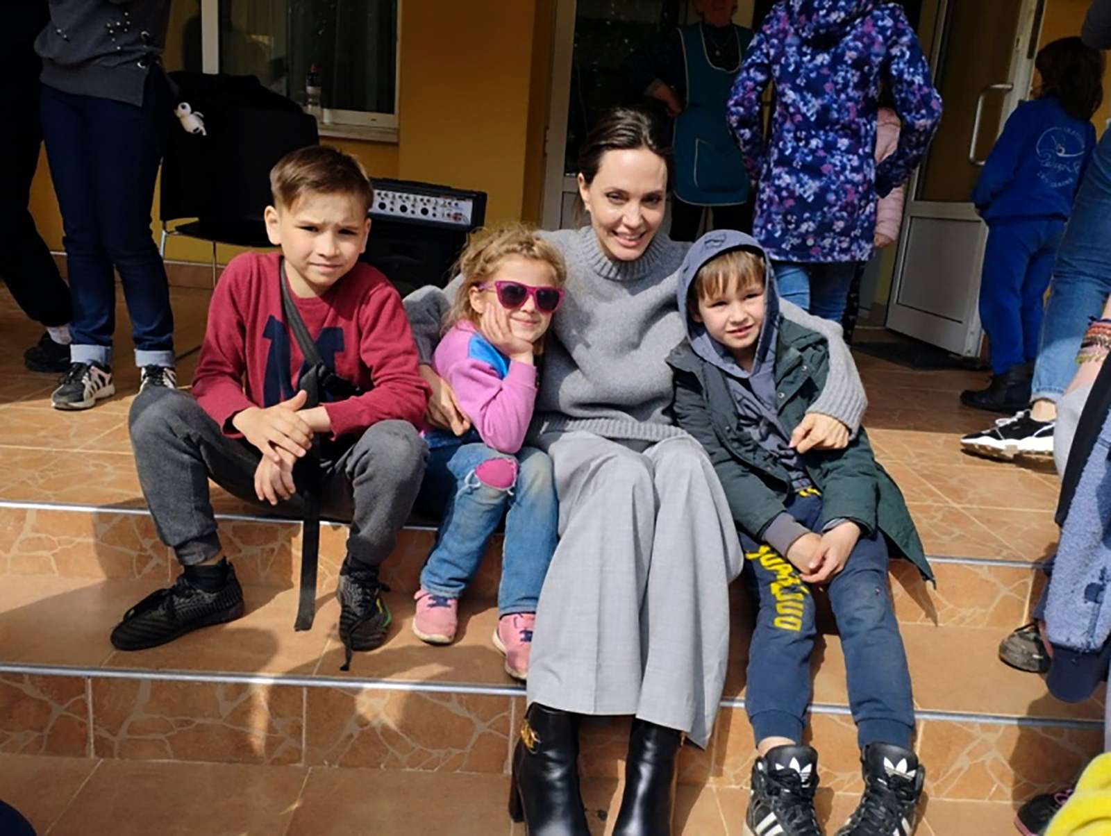 Angelina Jolie shkon në Ukrainë, viziton refugjatët