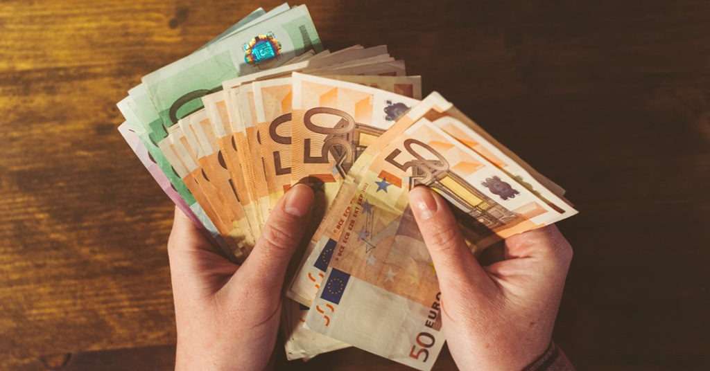 Kursimet e kosovarëve nëpër banka kanë arritur në 4.75 miliardë euro