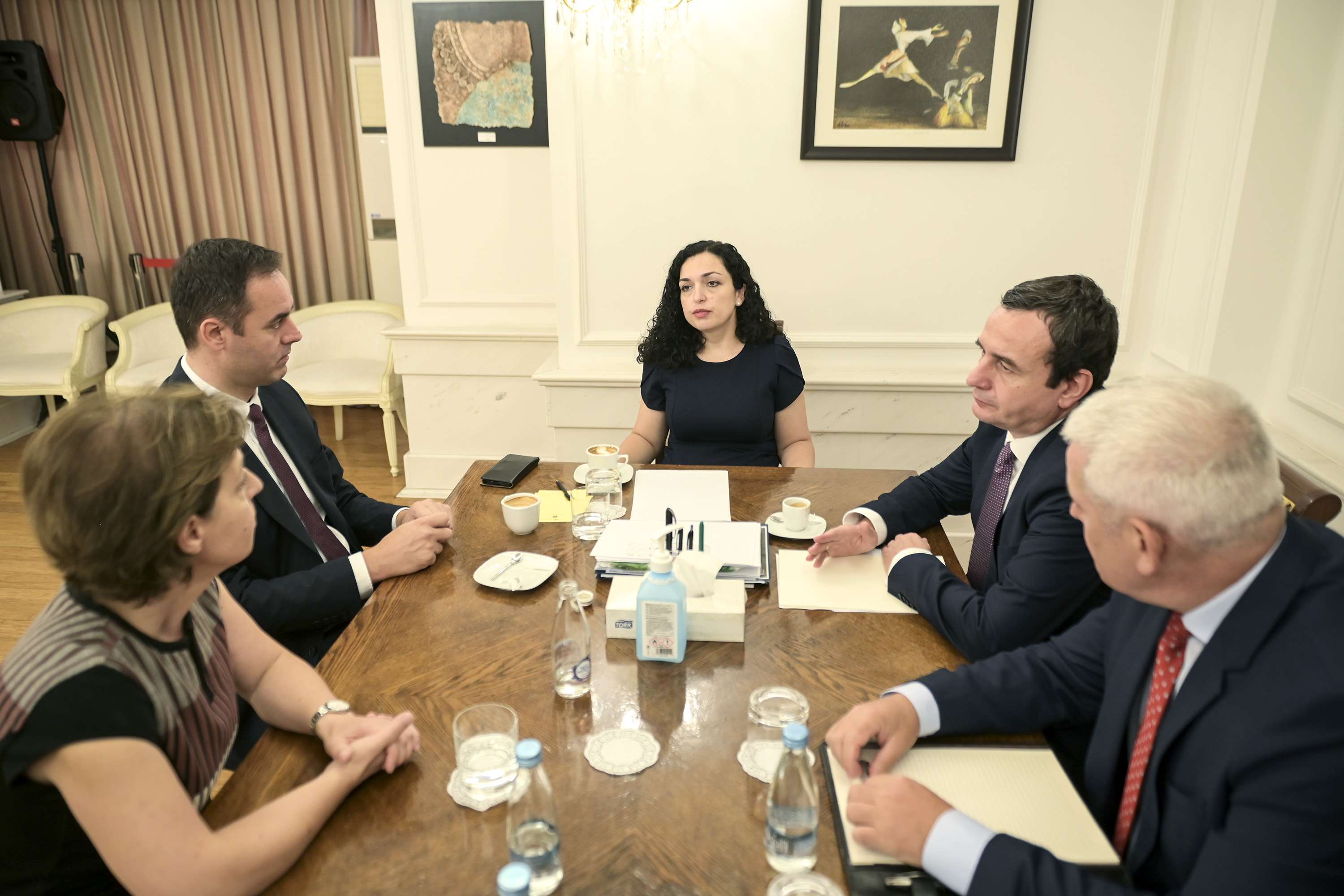 Takohen krerët e shtetit, koordinohen lidhur me zhvillimet e fundit në vend