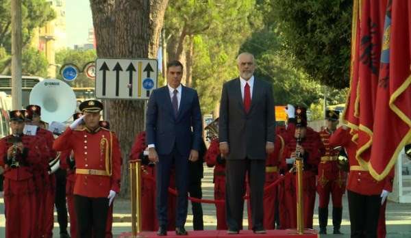 Kryeministri i Spanjës mbërrin në Tiranë, pritet me ceremoni zyrtare nga Rama