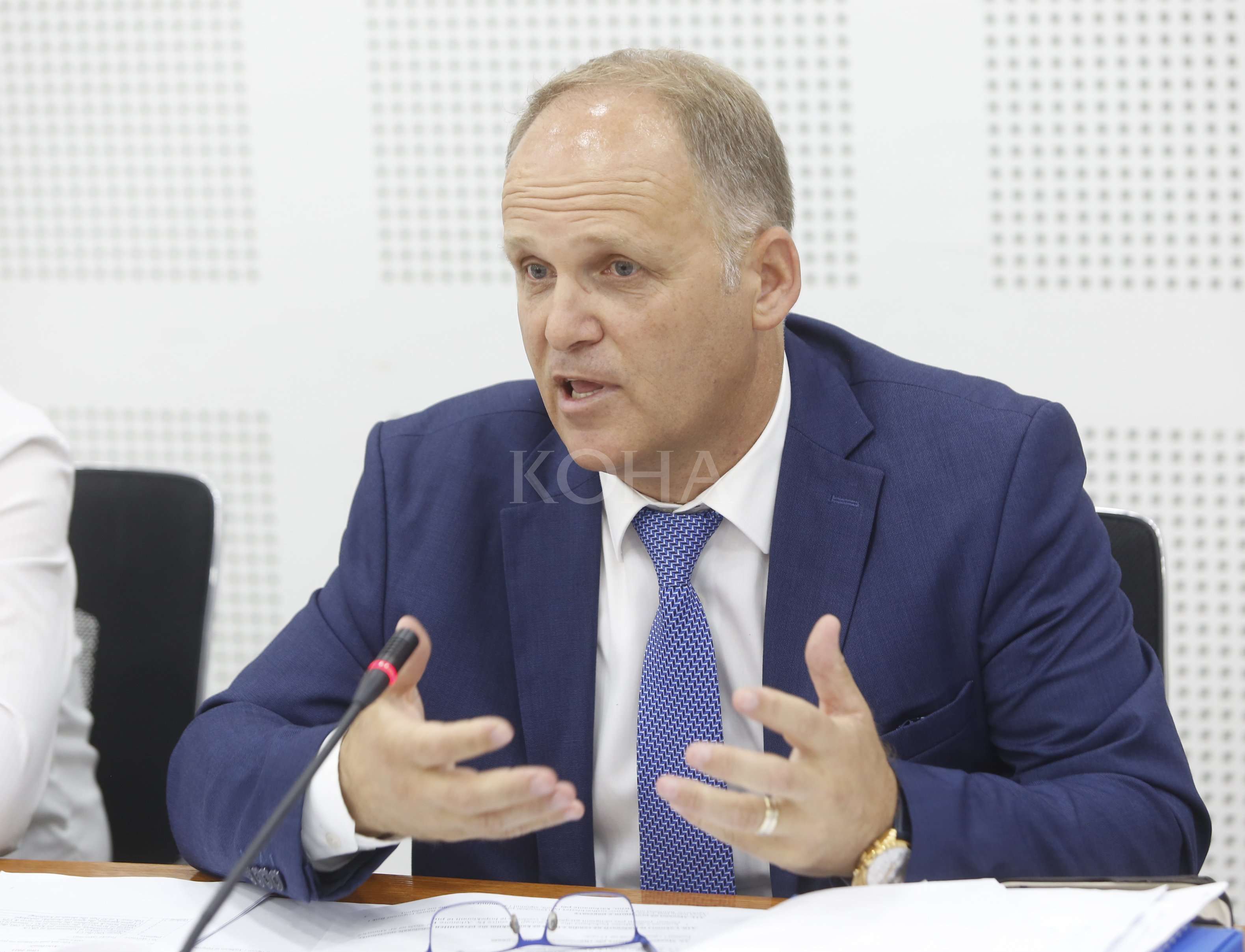 Ish-drejtori i SHSKUK-së: Shëndetësia para një krize të mungesës së stafit