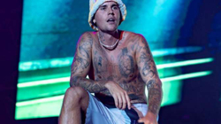 Justin Bieber rikthehet në skenë