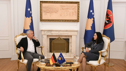 Osmani takon Rohden: E rëndësishme t’i dërgohen mesazhe të qarta Serbisë nga komuniteti ndërkombëtar