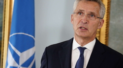 Stoltenberg: NATO s’mund të jetë indiferente ndaj shkatërrimit që po bën Rusia në Ukrainë