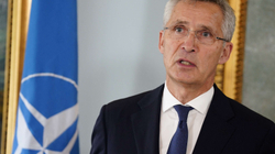 Stoltenberg: NATO s’mund të jetë indiferente ndaj shkatërrimit që po bën Rusia në Ukrainë