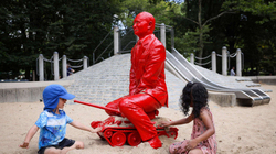Një skulpturë e Putinit shfaqet në sheshin e lojërave në New York