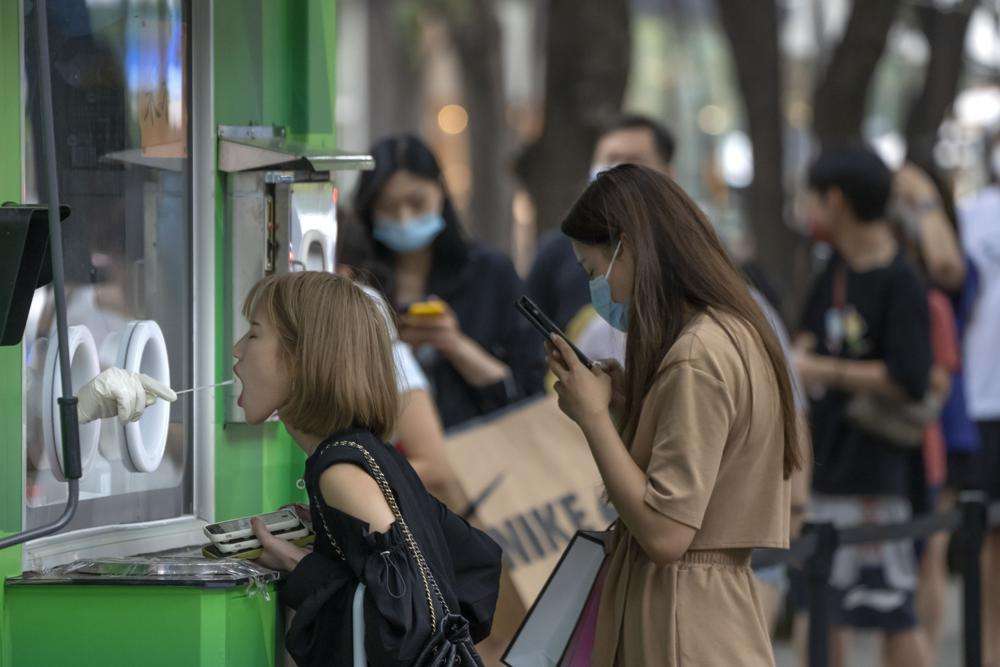 Kina bllokon mbi 80 mijë turistë për shkak të shpërthimit të COVID-19