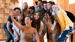 Dua Lipa me program për kantautorët e rinj në Kosovë