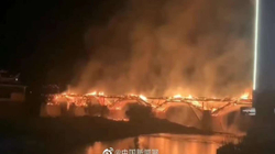 Ura 900-vjeçare prej druri në Kinë shembet për shkak të zjarrit