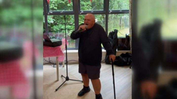 81-vjeçari anglez bëhet viral në TikTok duke kënduar në shtëpinë e të moshuarve