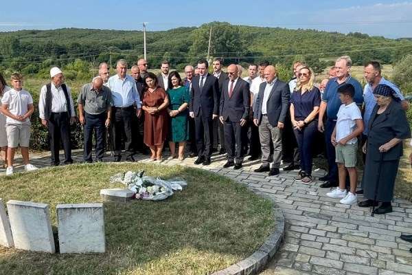 Kurti e Gjini nderojnë katër dëshmorët e familjes Lleshi në Vraniq të Gjakovës