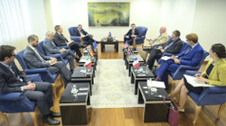Kurti takohet me ambasadorët e QUINT-it dhe shefin e BE-së në Kosovë