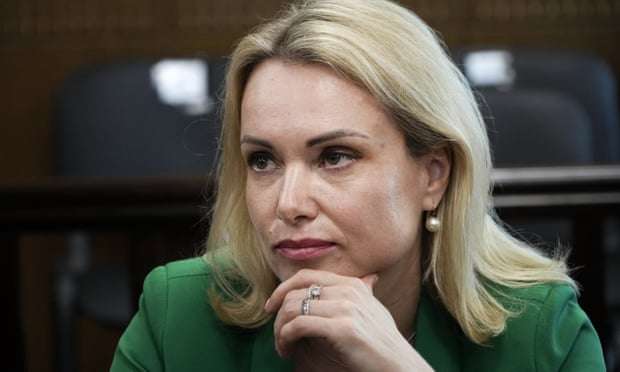 Gazetarja që protestoi kundër luftës në Ukrainë mund të përballet me 10 vjet burgim