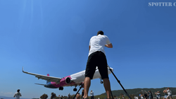 Aeroplani në ishullin grek bën aterrimin më të ulët ndonjëherë, pak mbi kokat e njerëzve