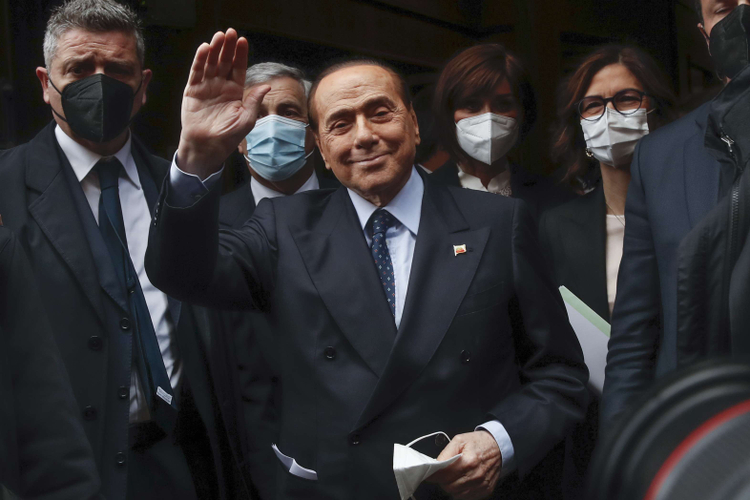 Berlusconi i kthehet politikës pas nëntë vjetësh, kandidon në zgjedhjet e ardhshme