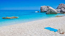 22 kg rërë dhe guaca të vjedhura gjenden në çantat e turistëve në Sardenjë