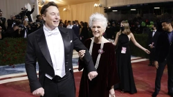 Elon Musk shiti disa aksione të Teslas nga frika se mos duhej të blinte Twitterin