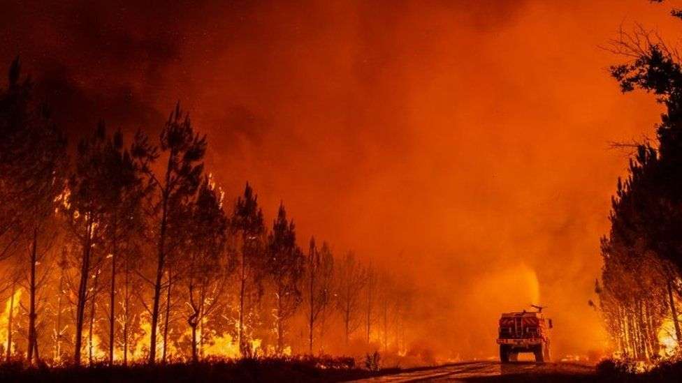 Zjarrfikësit në Francë luftojnë me zjarrin pranë Bordeauxit