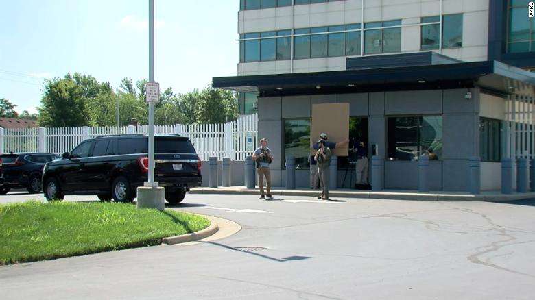Një person i armatosur tenton të futet në zyrën e FBI-së në Cincinnati