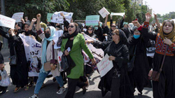 Talebanët shpërndajnë protestën e grave në Kabul duke gjuajtur me armë