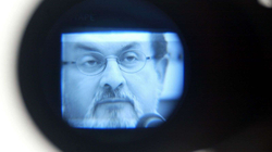 Bota reagon për Salman Rushdie: Sulm ndaj lirisë së mendimit dhe fjalës