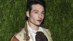 Ezra Miller kërkon falje për sjelljet e fundit, fajëson shëndetin mendor