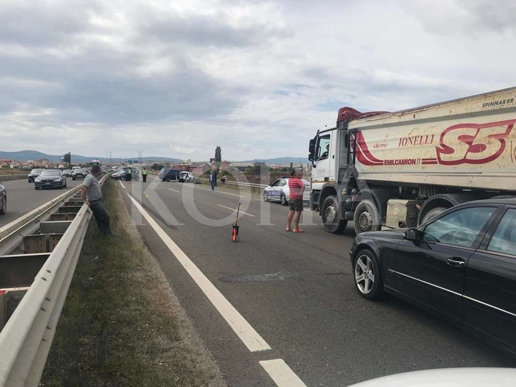 Tre të lënduar në aksidentin në autostradën që lidh Veternikun me Fushë-Kosovën