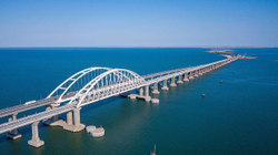 Ukraina insiston të shkatërrojë urën që lidh Krimenë me Rusinë