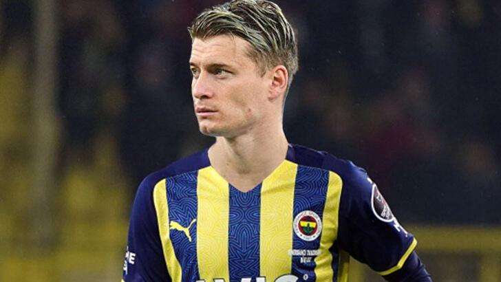 Futbollisti Ezgjan Aliosni me fanelle te Fenerbahces