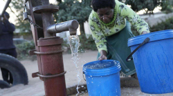 Në Zimbabvenë me monedhë ari, qytetarët shkëmbejnë ujin me ushqim