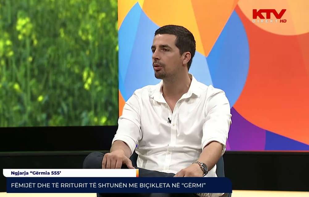 Fëmijët dhe të rriturit të shtunën me biçikleta në Gërmi
