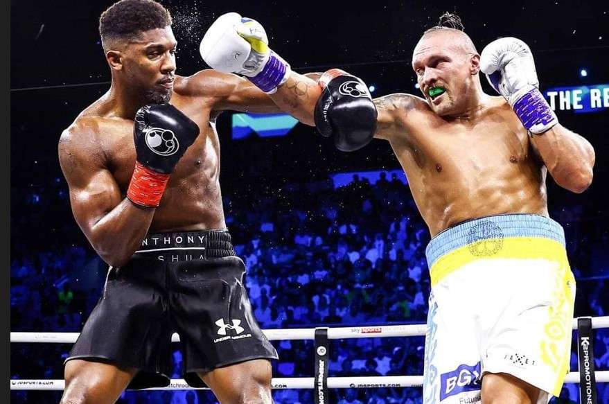 Usyk – Joshua, meç i fortë pas tri rundeve