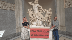 Aktivistët për klimën, me protestë te skulptura ikonike e Vatikanit