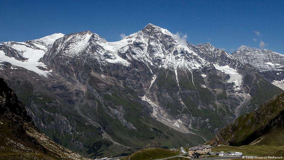 Një burrë vdiq pasi ra nga maja e Alpeve austriake teksa tentoi të shkrepte fotografi