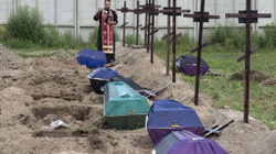 Prifti i Buchas që po i rivarros viktimat e masakrave masive