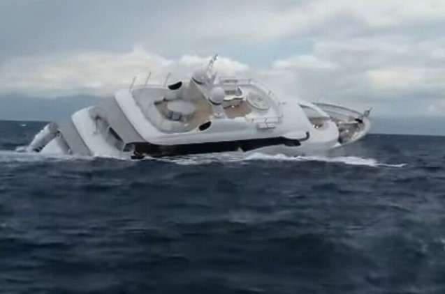 Fundoset një jaht 40 metra i gjatë afër brigjeve të Italisë