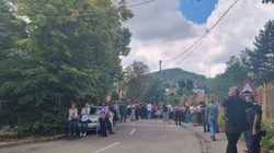 Serbët mblidhen para Policisë dhe gjykatës në Mitrovicë, disa nuk e dinë as arsyen
