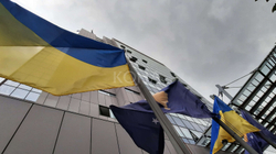 Në nder të Ditës së Pavarësisë, flamujt e Ukrainës vendosen pranë Qeverisë