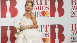 Rita Ora ndihet e bekuar teksa e shënon 10-vjetorin e albumit debutues