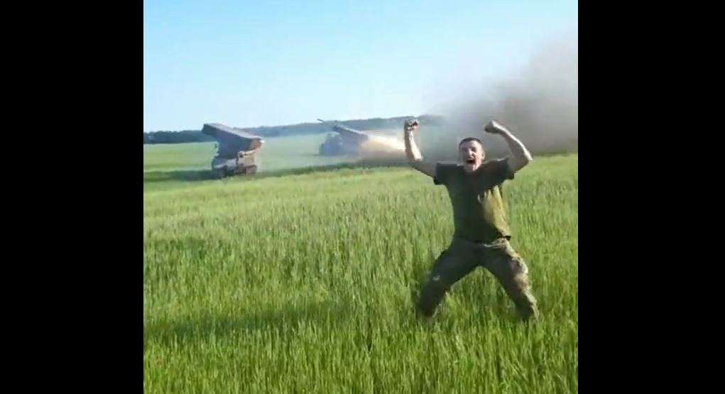 Ushtari ukrainas i feston “çmendurisht” sulmet me raketa mbi caqet ruse [VIDEO]
