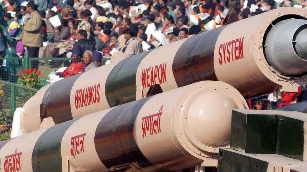 India shkarkon tre zyrtarë të forcave ajrore për hedhjen e raketës në Pakistan