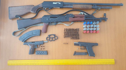 Të shtëna me armë në një aheng në Malishevë, policia gjen katër armë zjarri
