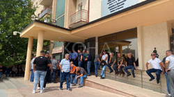 “Kosova Thëngjilli” po proteston para Ministrisë së Ekonomisë