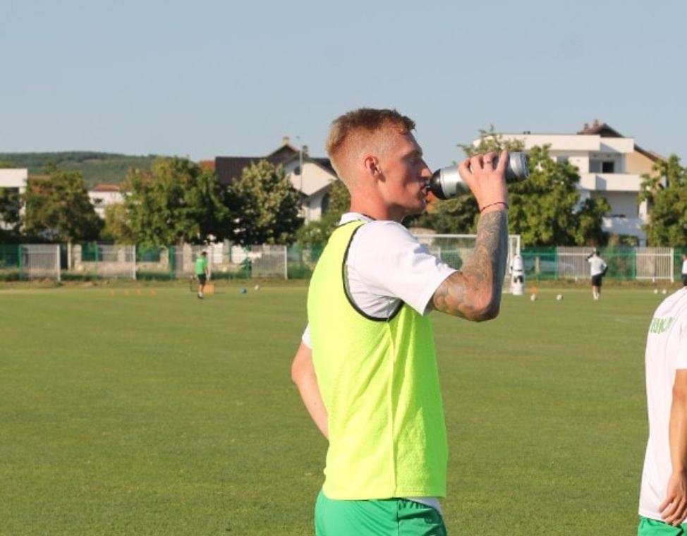 Lojtari i Dukagjinit del me flamur të Ukrainës në fushë