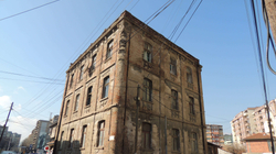 Palët heshtin, restaurimi i Shtëpisë së Xhafer Devës tetë muaj pezull
