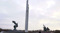 Letonia shkatërron monumentin 79 metra të lartë të epokës sovjetike
