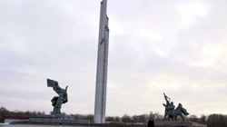 Letonia shkatërron monumentin 79 metra të lartë të epokës sovjetike