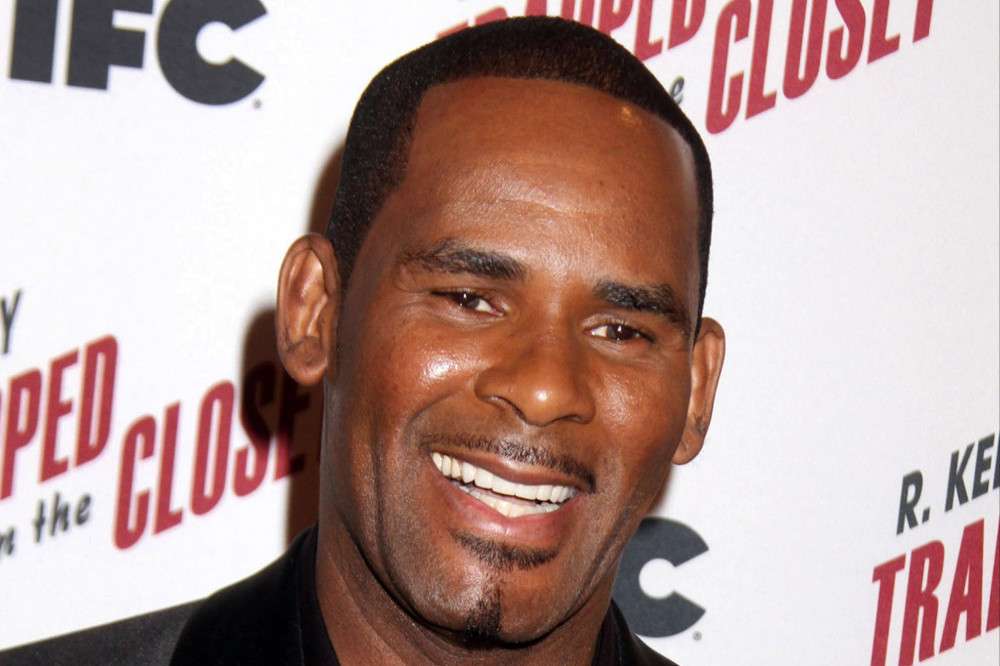 R Kelly ofroi 1 milion dollarë për t’ia rikthyer kasetën pornografike me fëmijë