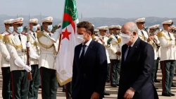 Presidenti francez bën homazhe në varrezat e Algjerit