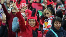 Gratë ndjekin një ndeshje futbolli në Iran për herë të parë në 40 vjet